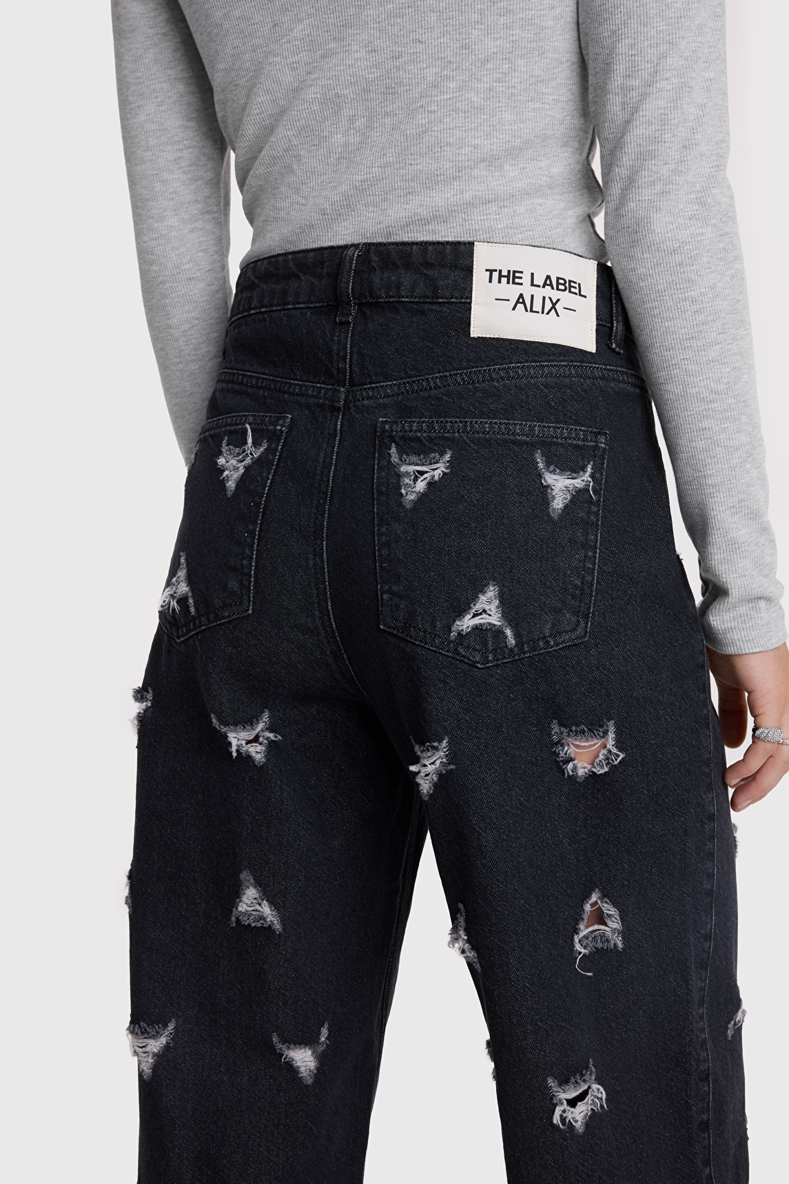 DESTROYED DENIM PANTS | Alix